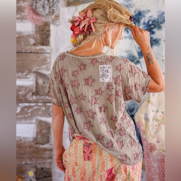 NWT Magnolia Pearl Little Star Applique Top in Evangeline. One size. - Picture 2 of 7